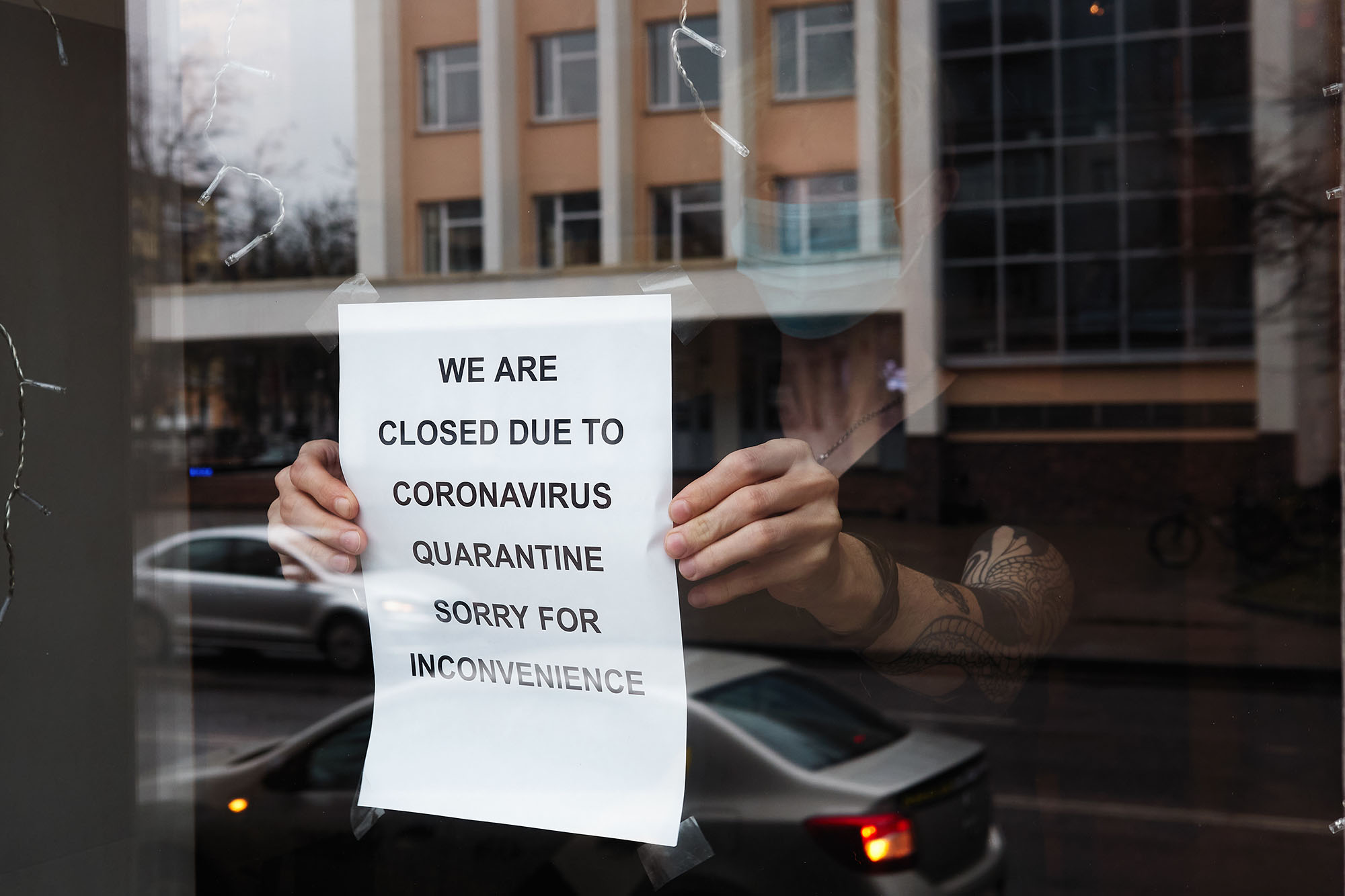 Restaurant puts up COVID-19 notice.